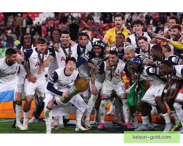 欧冠联赛最佳射手持续发力，助球队成功晋级淘汰赛，表现亮眼