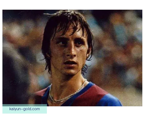 克鲁伊夫防守观念解析：高位压迫与整体协同的现代足球奠基理念